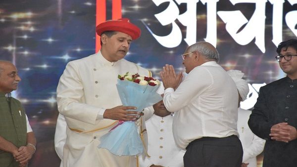 કાલુપુર સ્વામિનારાયણ મંદિર દ્વારા અડાલજ ખાતે યોજાયેલ આચાર્ય વંદના