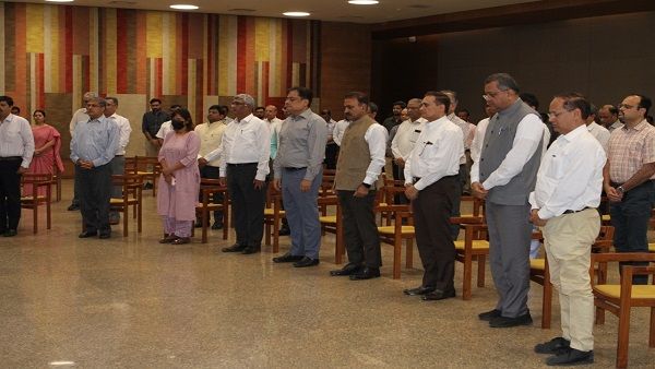 નવા સચિવાલય, ગાંધીનગર ખાતે મોરબી કેબલ બ્રિજ દુર્ઘટનામાં દિવંગતોને શ્રદ્ધાંજલિ આપવા પ્રાર્થનાસભા યોજાઇ