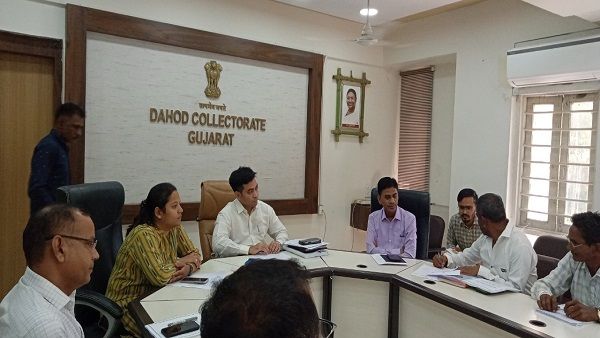 ચૂંટણી સંદર્ભે જિલ્લા કલેક્ટર દ્વારા રાજકીય પક્ષોના પ્રતિનિધિઓ સાથે કરી બેઠક