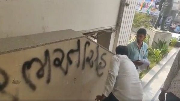 ભાજપ-કોગ્રેસમાં કાર્યકર્તાઓનો વિરોધનો વંટોળ, કાર્યાલય પર કર્યો હંગામો