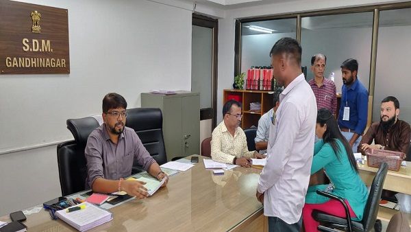 ગાંધીનગરમાં એક અપક્ષ ઉમેદવાર 10 જહારના સિક્કા લઇને ફોર્મ ભરવા આવ્યો