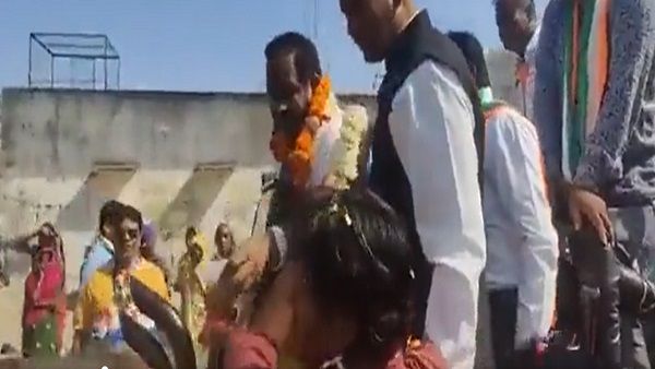 કોગ્રેસના નેતા વોટ માટે નોટ આપતો વિડીયો સોશિયલ મીડિયામાં વાઇરલ