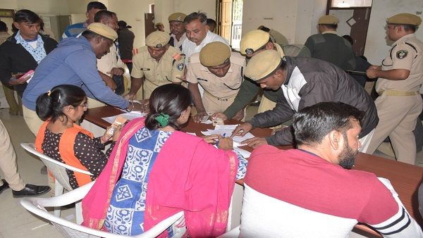 ગાંધીનગરમાં સરકારી કર્મચારીઓએ પોસ્ટલ બેલેટ પેપરથી મતદાન કર્યુ