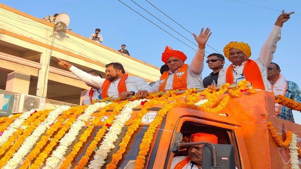 વડાપ્રધાન નરેન્દ્ર મોદી સુરતમાં સૌથી લાંબો રોડ શો કરશે, કેજરીવાલ દરેક જિલ્લાંમાં રોડ શો કરે છે