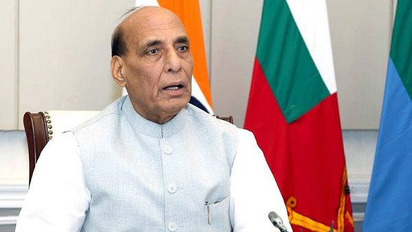 રાજનાથસિંહ અમદાવાદમાં ગુજરાત વિધાનસભાની ચૂંટણીમા ડોર ટુ ડોર પ્રચાર કર્યો