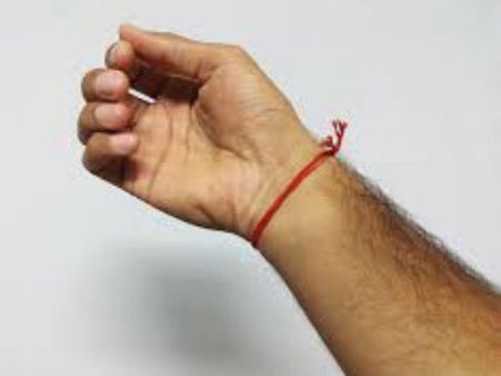 લાલ દોરો પહેરવાના ફાયદા