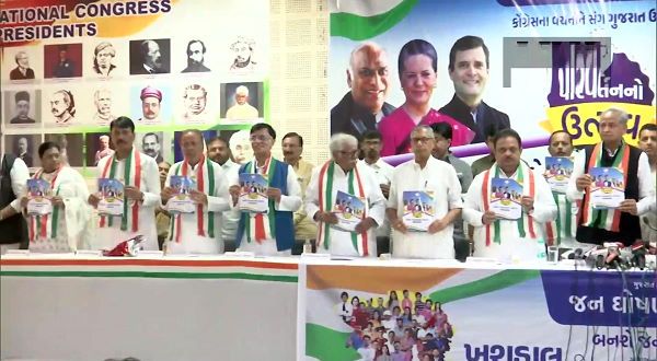 કોંગ્રેંસે જાહેર કર્યો ચૂંટણી ઢંઢેરો, ખેડૂતોના દેવા માફ, 300 યુનિટ વીજળી ફ્રી, રૂ.500માં ગેસ સિલિન્ડર...