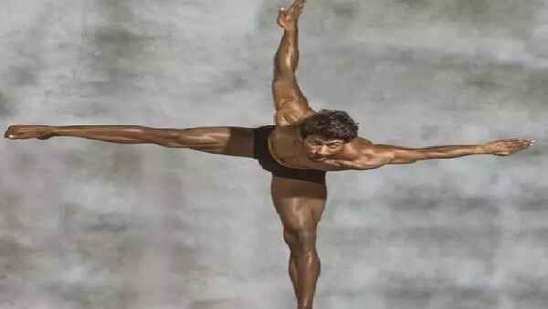 વિદ્યુત જામવાલે ફ્લૉન્ટ કરી ટોન્ડ બૉડી