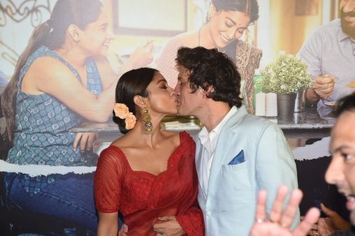 દ્રશ્યમ 2નાં પ્રીમિયરમાં શ્રીયા સરને પતિ સાથે લિપલોક કર્યા, ફોટો વાયરલ!