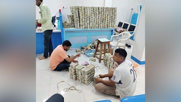 ઝારખંડના 2 કોંગ્રેસ ધારાસભ્યોને ત્યાં દરોડા, 2 કરોડની કેશ, 100 કરોડની બિનહિસાબી લેવડ-દેવડ