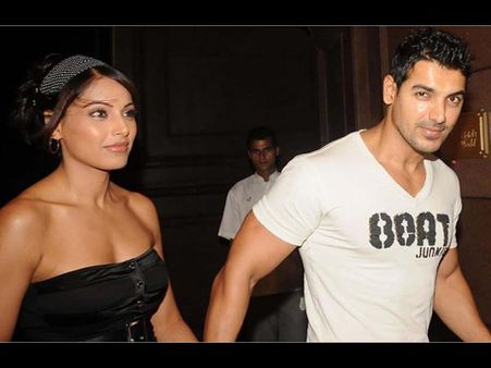 લિવ ઈન સુધી પહોંચીને પણ એકબીજાના ન થઈ શક્યા આ બોલિવૂડ સ્ટાર, લગ્ન સુધી પહોંચે એ પહેલા જ અલગ થઈ ગયા!