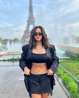 એફિલ ટાવર સામે કપડા ઉતારવા એ ગુનો છે