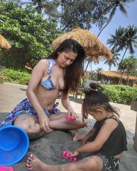 બિકિની પહેરી પુત્રી સાથે રમતી જોવા મળી બિકિની પહેરી પુત્રી સાથે રમતી જોવા મળી