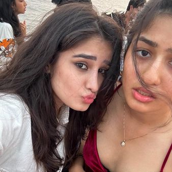 રાશા પોઝ આપતી જોવા મળી આ તસવીરોમાં રાશા રવીન ટંડનની જેમ જ પાઉટ કરતી નજર આવી રહી છે. ફોટોમાં રાશા એકદમ બિંદાસ્ત અંદાજમાં ચીલ કરતી દેખાઈ રહી છે. રાશા પોઝ આપતી જોવા મળી આ તસવીરોમાં રાશા રવીન ટંડનની જેમ જ પાઉટ કરતી નજર આવી રહી છે. ફોટોમાં રાશા એકદમ બિંદાસ્ત અંદાજમાં ચીલ કરતી દેખાઈ રહી છે.