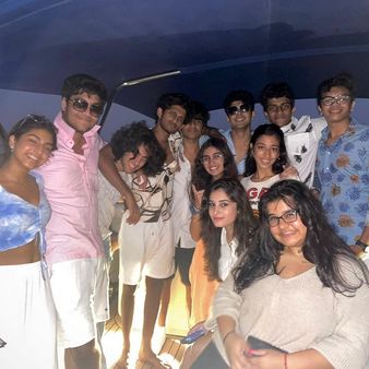 મિત્રો સાથે મસ્તી કરતી જોવા મળી મિત્રો સાથે મસ્તી કરતી જોવા મળી