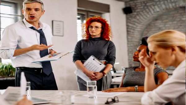 બીજા લોકો સાથે રાખો સંપર્ક