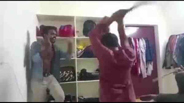 Video: હૉસ્ટેલમાં એકલા છાત્રને બેરહેમીથી માર્યો, વીડિયો વાયરલ થયા બાદ ચારેય ધરપકડ