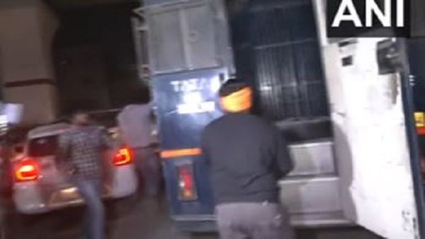 Video: આફતાબને લઈ જતી પોલીસ વેન પર તલવારધારી યુવાનોએ હુમલો કર્યો