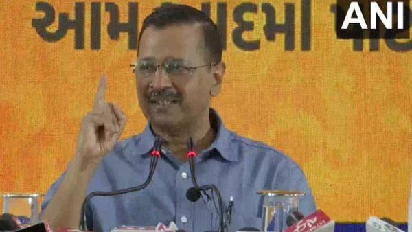 અરવિંદ કેજરીવાલે રોડ શોમાં કર્યો મોરબી બ્રિજ અકસ્માતનો ઉલ્લેખ, કહ્યું- FIRમાં કંપનીના નામનો ઉલ્લેખ નહી