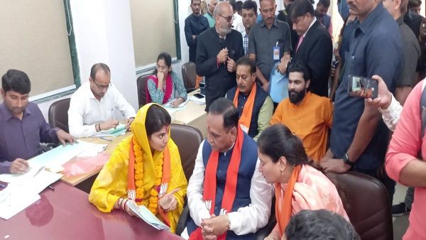 રીવાબાની ઉમેદવારી નોધાવાામાં વિજય રૂપાણી સહિતના મોટા નેતાઓ રહ્યા હાજર