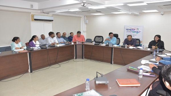 નામ સરનામા વગરના ચૂટણી લક્ષી પ્રકાસનો પર પ્રતિબધ લગાવામાઁ આવી