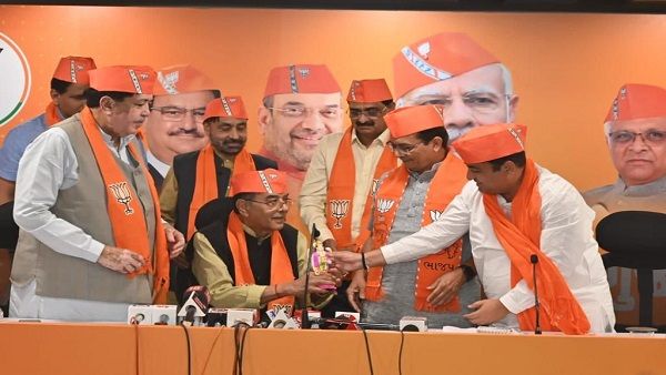 છોટા ઉદેપુર: કોંગ્રેસના ધારાસભ્યએ કર્યા કેસરીયા, મોહનસિંહ રાઠવા બીજેપીમાં જોડાયા