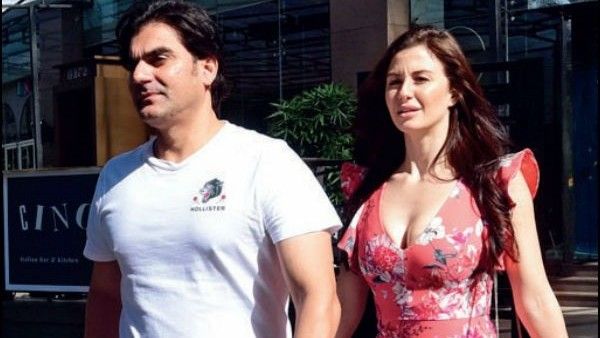 ઉમરમાં બાપ-બેટી જેટલો તફાવત તો પણ કપલ થઈને ફરી રહ્યા છે આ બોલિવૂડ સ્ટાર!