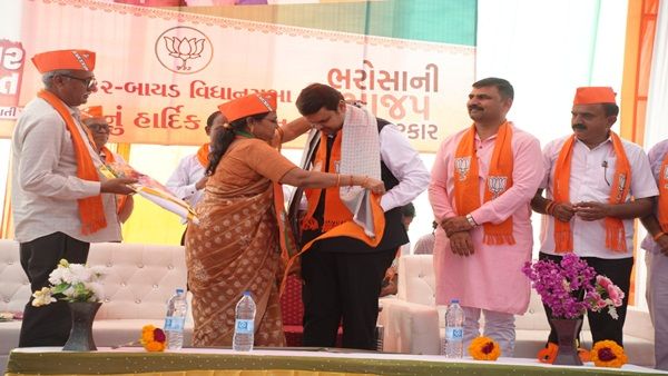આજે દેશ અને દુનિયાની તાકાત પણ મોદીને હરાવવાના સપના જોઇ રહી છે