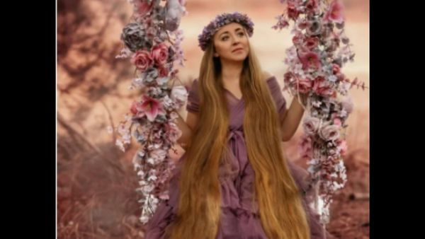 યુવતિને ખુબ જ પસંદ છે પોતાના વાળ યુવતિને ખુબ જ પસંદ છે પોતાના વાળ