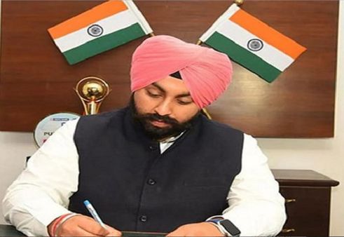 પંજાબની શાળાના વાર્ષિક મહોત્સવમાં દાદા-દાદીની એન્ટ્રી પર પ્રતિબંધ, શિક્ષણ મંત્રીએ મોકલી નોટીસ