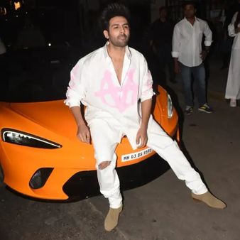 કાર્તિક આર્યને કારમાં એન્ટ્રી કરી