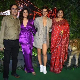 કૃતિ સેનને પરિવાર સાથે પોઝ આપ્યા