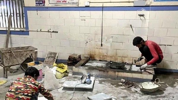 હોસ્પિટલના રંગ રોગાન મુદ્દે પણ સવાલો ઉઠાવ્યા