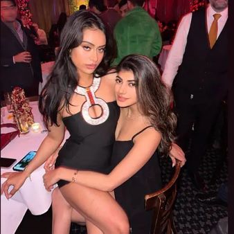 ન્યાસા ડિપનેક ડ્રેસમાં કમાલ લાગી રહી છે ન્યાસા ડિપનેક ડ્રેસમાં કમાલ લાગી રહી છે