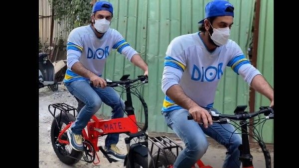 સાઇકલ લઇને પોતાની ઘરનુ નિરીક્ષણ કરવા આવેલા રણબીર કપુર કુલ રૂપ જોવા મળ્યુ