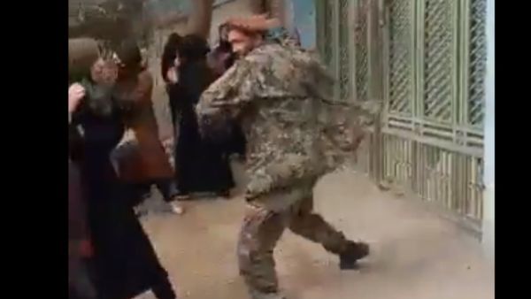 અફઘાનિસ્તાન: શિક્ષણનો અધિકાર માંગતી યુવતીઓને તાલિબાની અધિકારીએ માર્યો માર, Video