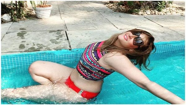 Urvashi Dholakia Bikini Photos : 43 વર્ષે પણ સુપર બોલ્ડ લાગી રહી છે ઉર્વશી ધોળકિયા