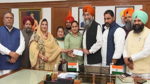 કોમનવેલ્થમાં બ્રોઝ મેડલ વિજેતા હરજિંદર કૌરની મદદે પંજાબ સરકાર, 5 લાખનો ચેક અપાયો