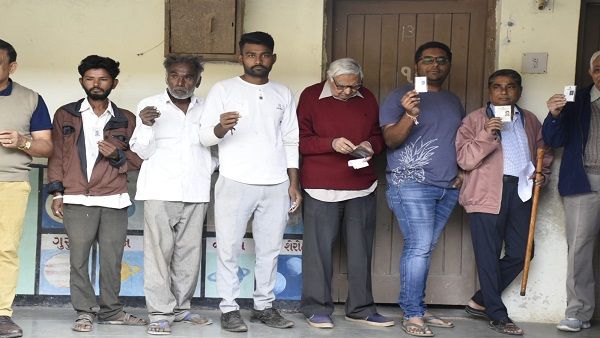 મતદાનની બહિષ્કાર બાદ તંત્રએ અપીલને માન આપી ગ્રામજનોએ કર્યુ મતદાન