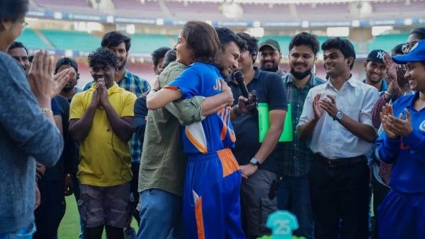 ફોટોમાં અનુષ્કા ખુશ જોવા મળી