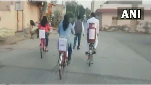 Gujarat Election: પરેશ ધાનાણી સાઈકલ પર ગેસ સિલિન્ડર મૂકી પરિવાર સાથે મત આપવા નીકળ્યા, જુઓ Video