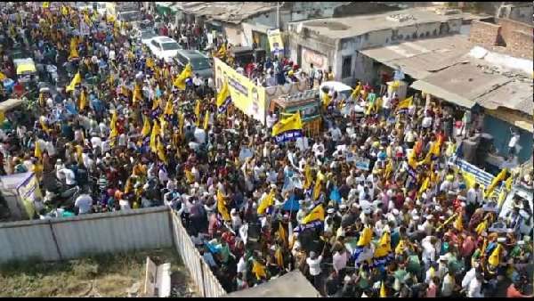 Gujarat Election: અમદાવાદમાં કેજરીવાલ અને માનના રોડ શોમાં જનમેદની ઉમટી, હરભજન અને રાઘવ ચઢ્ઢા પણ જોડાયા