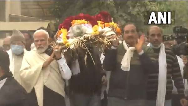 Heeraben Modi Passes Away: પીએમ મોદીએ હીરાબાના પાર્થિવ દેહને આપી કાંધ, આજના પોતાના કાર્યક્રમ નહિ કરે રદ