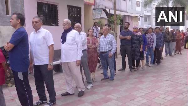 Gujarat Election: મતદાન મથકોએ કડકડતી ઠંડીમાં લાંબી લાઈનો, લોકોમાં વોટિંગ માટે ઉત્સાહ