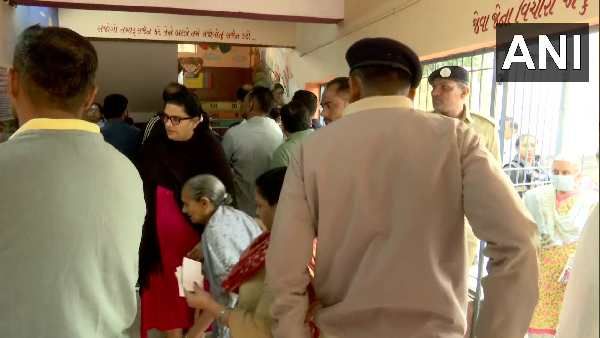Gujarat Election: છેલ્લા બે કલાક બાકી, શહેરોમાં નીરસ મતદાનથી નેતાઓ કાર્યકરો દોડતા થયા