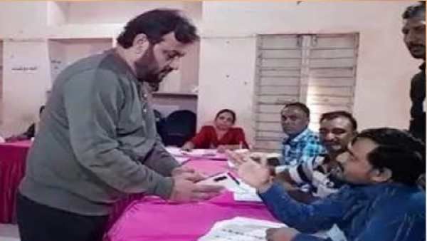 Gujarat Election: કીર્તિદાન ગઢવીને મતદાન કરતા અટકાવ્યા, 45 મિનિટ બેસાડી રાખ્યા