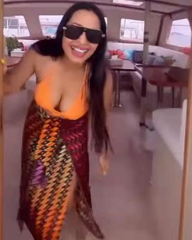 બિકીનીમાં પોઝ આપતી જોવા મળી