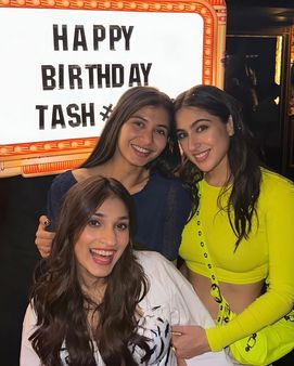 ફોટોમાં કાતિલ સ્માઈલ આપતી જોવા મળી