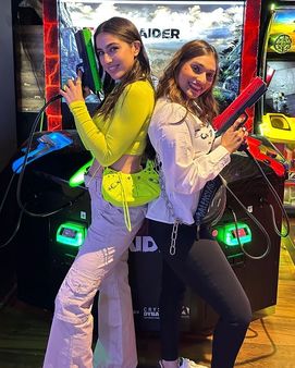 પાર્ટીમાં ઓરહાન સાથે ગેમ રમતી જોવા મળી