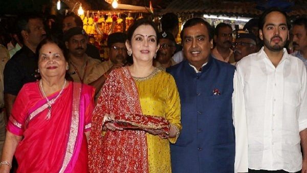 મુકેશ અંબાણીના નાના પુત્ર અનંત અંબાણીની થઇ સગાઇ, સામે આવી પ્રથમ તસવીર